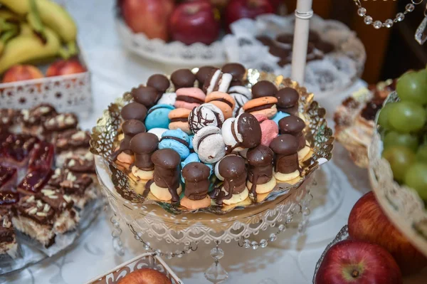 Decoração Casamento Com Cupcakes Coloridos Pastel Merengues Muffins Macaroons Arranjo — Fotografia de Stock