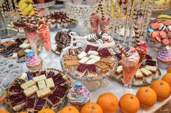 Hochzeitsdekoration Mit Pastellfarbenen Cupcakes Baiser Muffins Und Makronen Elegantes Und — Stockfoto