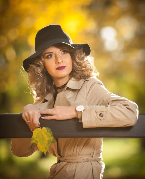 Beautiful Blonde Woman Cream Coat Long Legs Black Hat Autumn — Stock Photo, Image