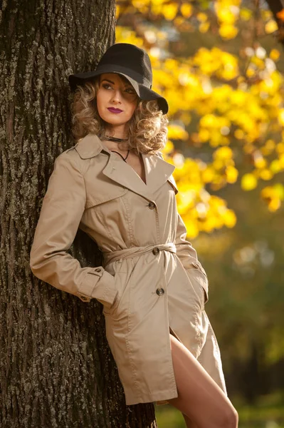 Bella Donna Bionda Con Cappotto Crema Gambe Lunghe Cappello Nero — Foto Stock