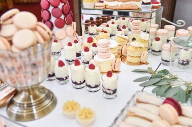 Pastel ile dekorasyon düğün cupcakes, meringues, kek ve kurabiye renkli. Renkli macaroons zarif ve lüks olay aranjman. Düğün tatlı macaroons ile