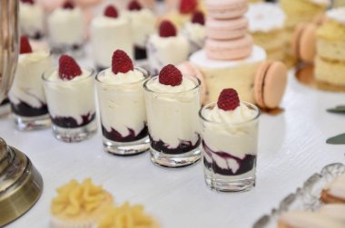 Pastel ile dekorasyon düğün cupcakes, meringues, kek ve kurabiye renkli. Renkli macaroons zarif ve lüks olay aranjman. Düğün tatlı macaroons ile