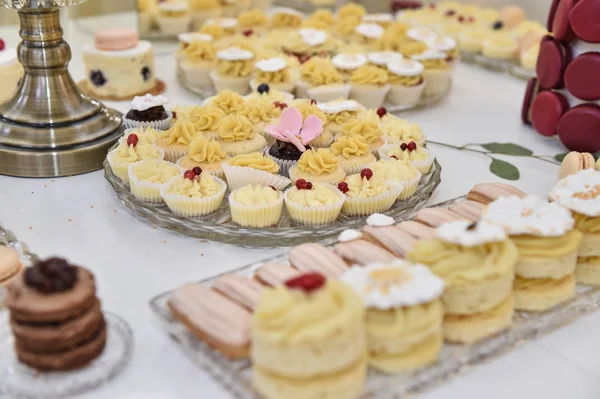 結婚式の装飾とパステル色のカップケーキ メレンゲ マフィン マカロン カラフルなマカロンとエレガントで豪華なイベントのアレンジメント 結婚式デザート マカロンと — ストック写真
