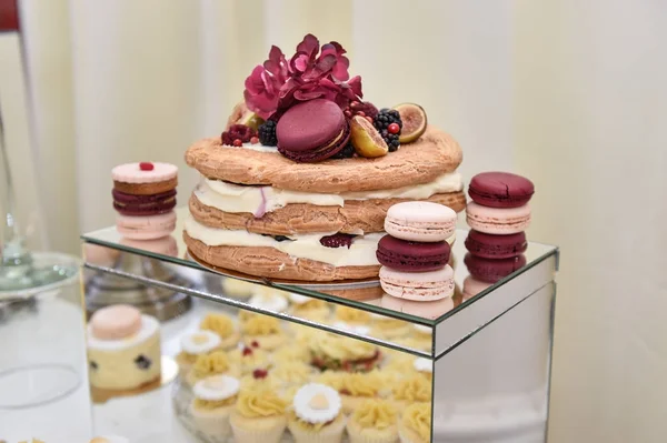 Decoração Casamento Com Cupcakes Coloridos Pastel Merengues Muffins Macaroons Arranjo — Fotografia de Stock