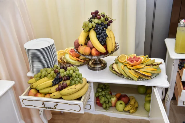 Arranjo Frutas Esculpidas Vários Frutos Frescos Sortimento Frutas Exóticas Decoração — Fotografia de Stock