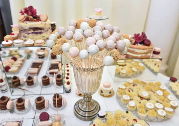 Hochzeitsdekoration Mit Pastellfarbenen Cupcakes Baiser Muffins Und Makronen Elegantes Und — Stockfoto