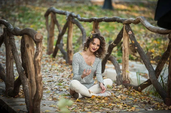 Sinnliche Mädchen Mit Langen Beinen Liegen Einem Herbstlichen Szenen Lange — Stockfoto