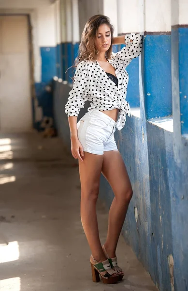 Mooi Meisje Met Wit Overhemd Witte Shorts Poseren Oude Zaal — Stockfoto