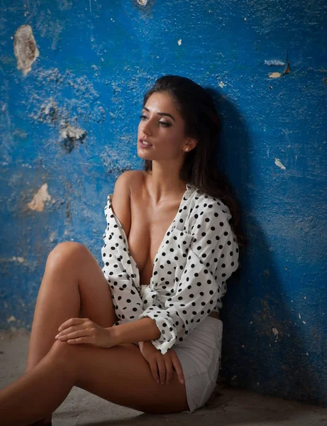 Mooi Meisje Met Unbuttoned Shirt Poseren Oude Muur Met Blauwe — Stockfoto