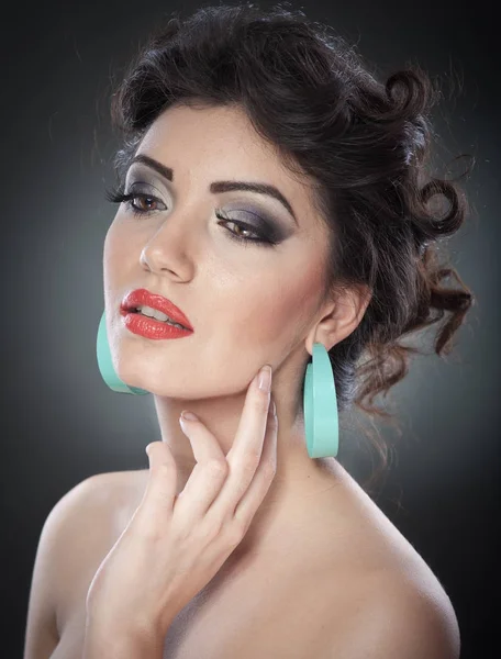 Młody Atrakcyjny Brunetka Dama Kreatywnych Makijaż Fryzurę Piękny Pozowanie Szarym — Zdjęcie stockowe