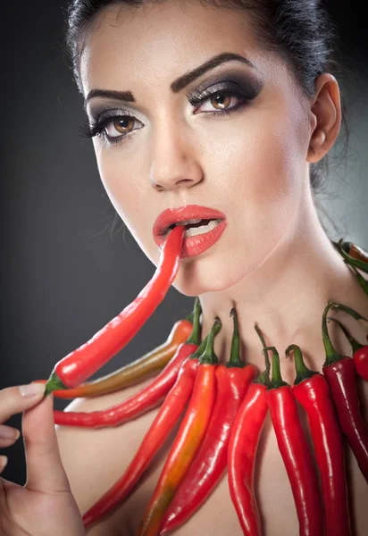 Krásná Mladá Žena Portrét Červeným Teplé Pikantní Papričky Modelka Kreativní — Stock fotografie