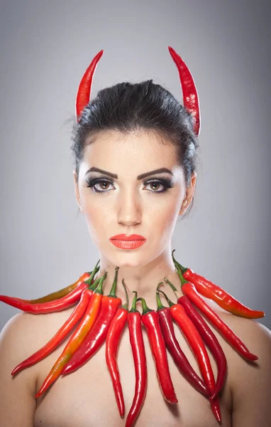 Krásná Mladá Žena Portrét Červeným Teplé Pikantní Papričky Modelka Kreativní — Stock fotografie