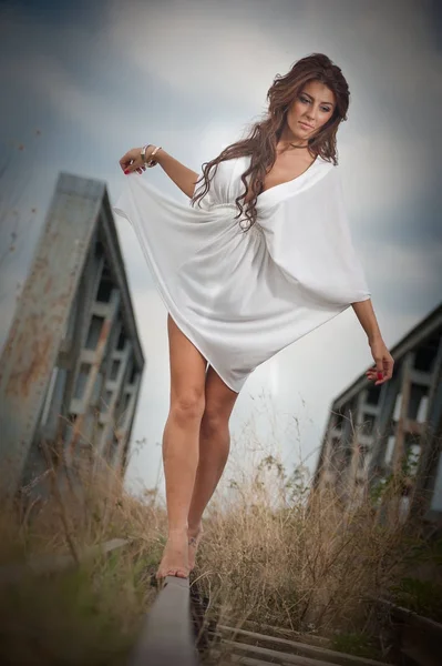Mulher Atraente Com Vestido Branco Curto Cabelos Longos Sobre Trilhos — Fotografia de Stock