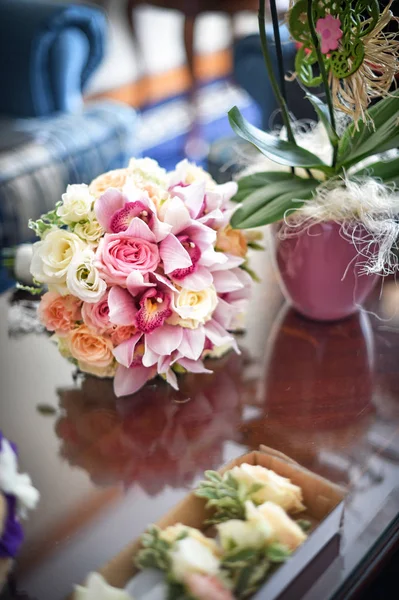 美丽的玫瑰花花束 在桌子上 红玫瑰婚礼花束 典雅的婚礼花束在桌在餐馆 餐桌上的婚礼装饰 插花和装饰 — 图库照片