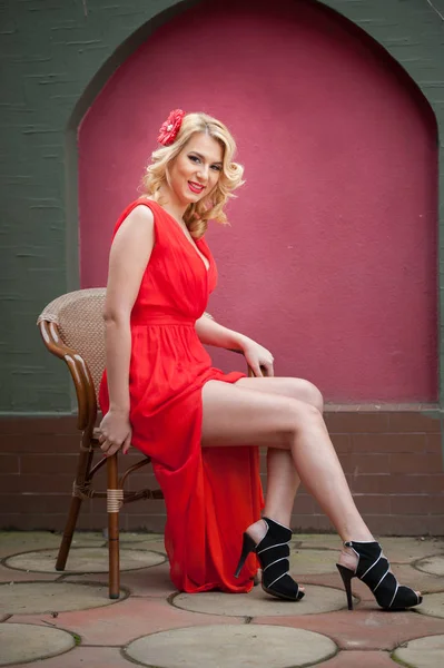 Μοντέρνα Ελκυστική Ξανθιά Γυναίκα Στο Κόκκινο Φόρεμα Κάθεται Καρέκλα Όμορφη — Φωτογραφία Αρχείου