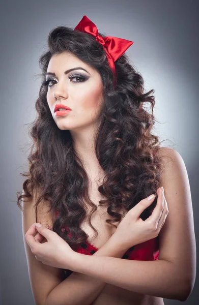 Menina Atraente Com Arco Vermelho Sua Cabeça Sutiã Vermelho Enviar — Fotografia de Stock