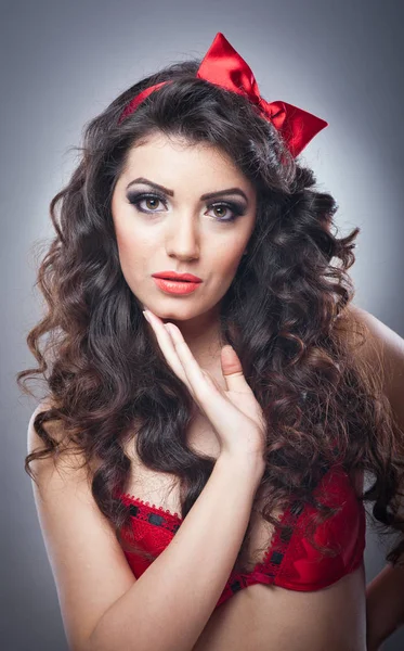 Muchacha Atractiva Con Lazo Rojo Cabeza Sujetador Rojo Enviar Kiss —  Fotos de Stock