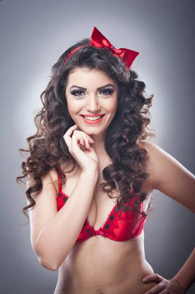 Muchacha Atractiva Con Lazo Rojo Cabeza Sujetador Rojo Enviar Kiss — Foto de Stock