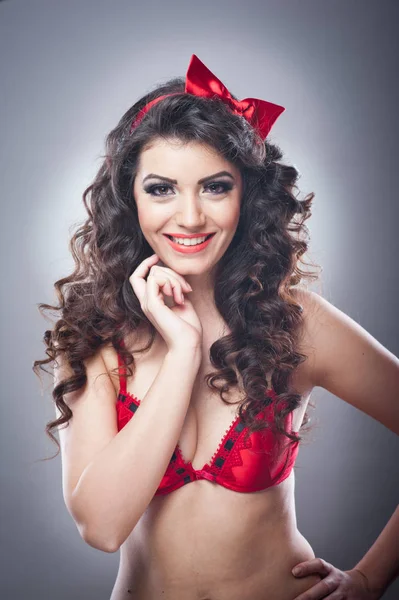 Attraente Ragazza Con Fiocco Rosso Sulla Testa Reggiseno Rosso Inviare — Foto Stock