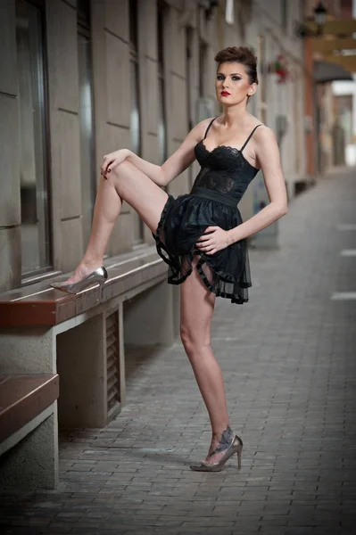 Zmysłowa Dziewczyna Długimi Nogami Krótka Czarna Sukienka Buty Obcasie Pozowanie — Zdjęcie stockowe