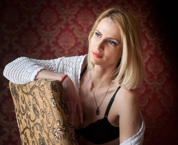 Atraktivní Blondýnka Dokonalým Tělem Sedí Vinobraní Židli Krásná Žena Černém — Stock fotografie