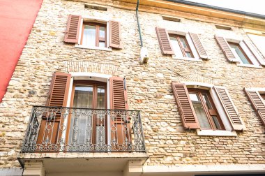 Sirmione, İtalya - Ekim 2017: Sirmione şehir, renkli sokak görünümü, Lombardy bölgesi Italy.Lago di Garda şehir Sirmione, İtalya'nın Lombardiya bölgesinde turist turizm