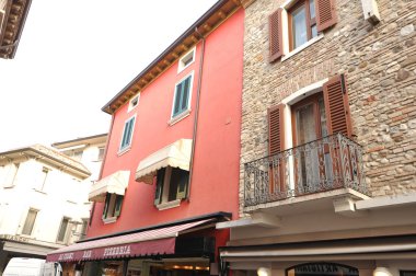 Sirmione, İtalya - Ekim 2017: Sirmione şehir, renkli sokak görünümü, Lombardy bölgesi Italy.Lago di Garda şehir Sirmione, İtalya'nın Lombardiya bölgesinde turist turizm