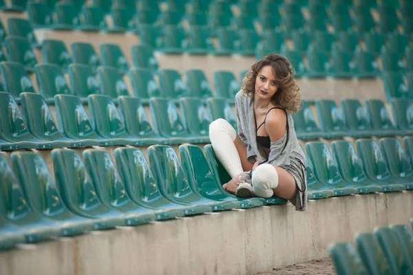 在球场的法院长腿的感性女孩 长腿迷人的金发女郎 卷发放松在椅子上的立场 穿着白色羊毛 Soks 的时髦年轻女子 — 图库照片