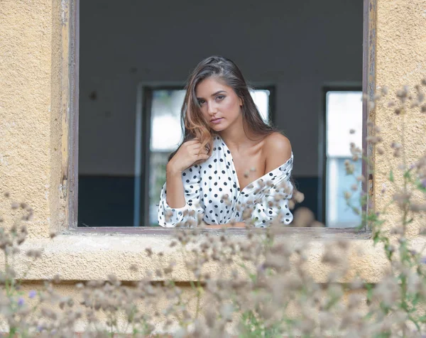 Beautiful Sexy Girl Long Hair Stands Window Portrait Pensive Woman — Stock Photo, Image