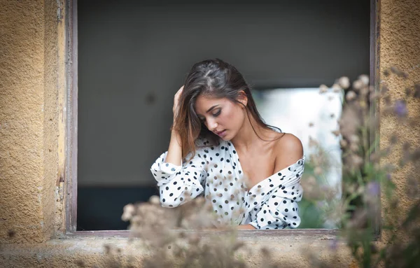 Das Schöne Und Sexy Mädchen Mit Langen Haaren Steht Fenster — Stockfoto