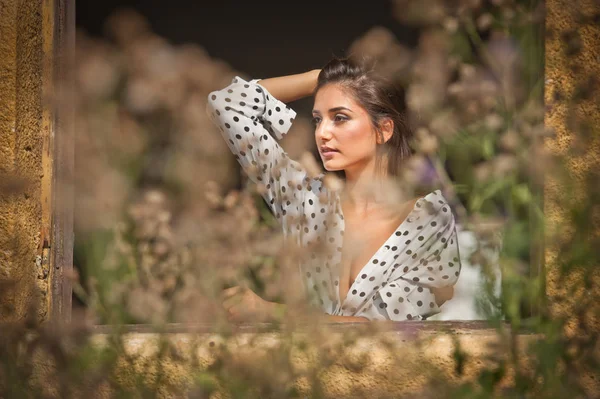 Menina Bonita Sexy Com Cabelos Longos Fica Perto Janela Retrato — Fotografia de Stock