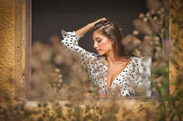 Het Mooi Sexy Meisje Met Lang Haar Staat Bij Het — Stockfoto