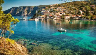 Yunanistan 'ın Asos kentinde, Kefalonia' nın arka planında koyu ve renkli binalarla güzel bir manzara. Harika, heyecan verici yerler. Panorama. İnanılmaz Yunanistan - pitoresk renkli köy