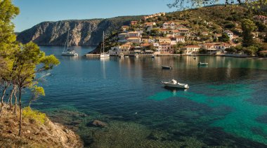 Yunanistan 'ın Asos kentinde, Kefalonia' nın arka planında koyu ve renkli binalarla güzel bir manzara. Harika, heyecan verici yerler. Panorama. İnanılmaz Yunanistan - pitoresk renkli köy