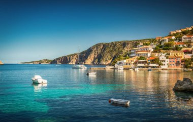 Yunanistan 'ın Asos kentinde, Kefalonia' nın arka planında koyu ve renkli binalarla güzel bir manzara. Harika, heyecan verici yerler. Panorama. İnanılmaz Yunanistan - pitoresk renkli köy
