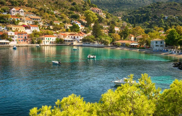 Piękny Krajobraz Zatoką Kolorowe Budynki Tle Mieście Asos Grecja Kefalonia — Zdjęcie stockowe