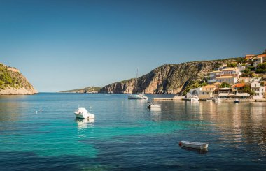 Yunanistan 'ın Asos kentinde, Kefalonia' nın arka planında koyu ve renkli binalarla güzel bir manzara. Harika, heyecan verici yerler. Panorama. İnanılmaz Yunanistan - pitoresk renkli köy