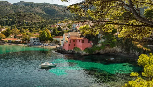 Yunanistan 'ın Asos kentinde, Kefalonia' nın arka planında koyu ve renkli binalarla güzel bir manzara. Harika, heyecan verici yerler. Panorama. İnanılmaz Yunanistan - pitoresk renkli köy