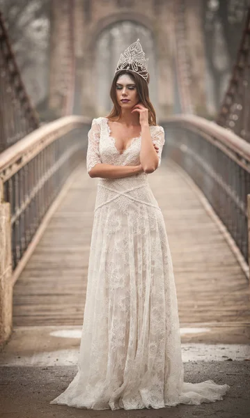 Adorável Jovem Senhora Vestindo Elegante Vestido Branco Apreciando Vigas Luz — Fotografia de Stock