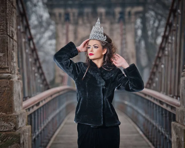 Mooie Sprookjesachtige Winter Koningin Het Bos Met Sprankelende Tiara Elegante — Stockfoto