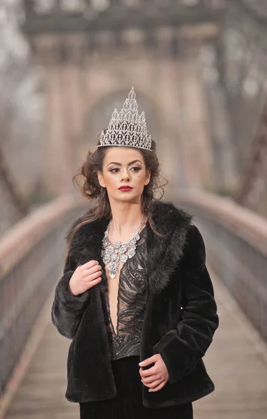 Hermosa Reina Invierno Cuento Hadas Bosque Con Tiara Brillante Elegante — Foto de Stock