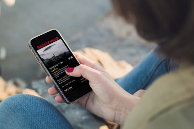Kadın onun smartphone ekran dokunmatik
