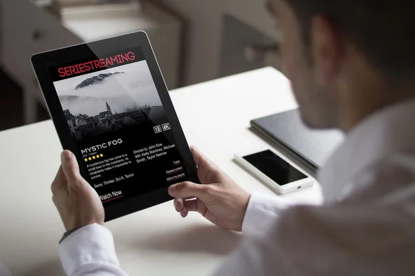 Zakenman serie streaming met Tablet PC — Stockfoto