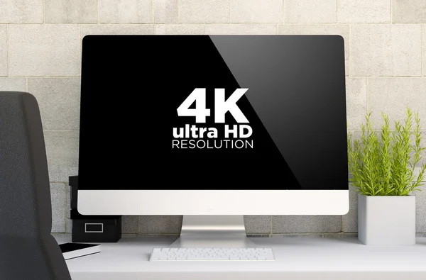 Espaço de trabalho com tela de computador 4k — Fotografia de Stock