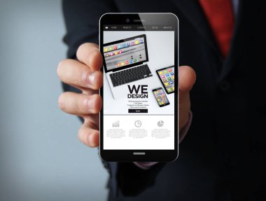 Akıllı telefon tutan adam.