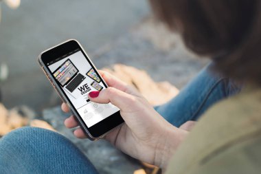 Akıllı telefon tutan kadın