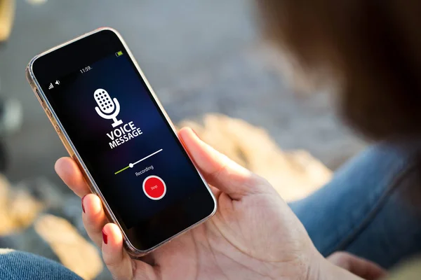 Γυναίκα που χρησιμοποιούν smartphone για την εγγραφή φωνής — Φωτογραφία Αρχείου