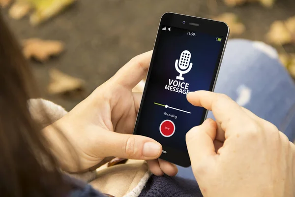Femme utilisant un smartphone pour enregistrer la voix — Photo