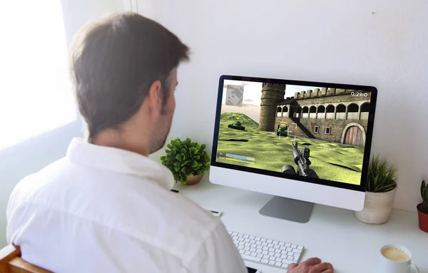 Homem jogando videogame de guerra — Fotografia de Stock