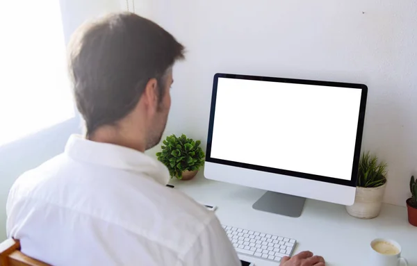 Uomo che lavora computer schermo bianco — Foto Stock